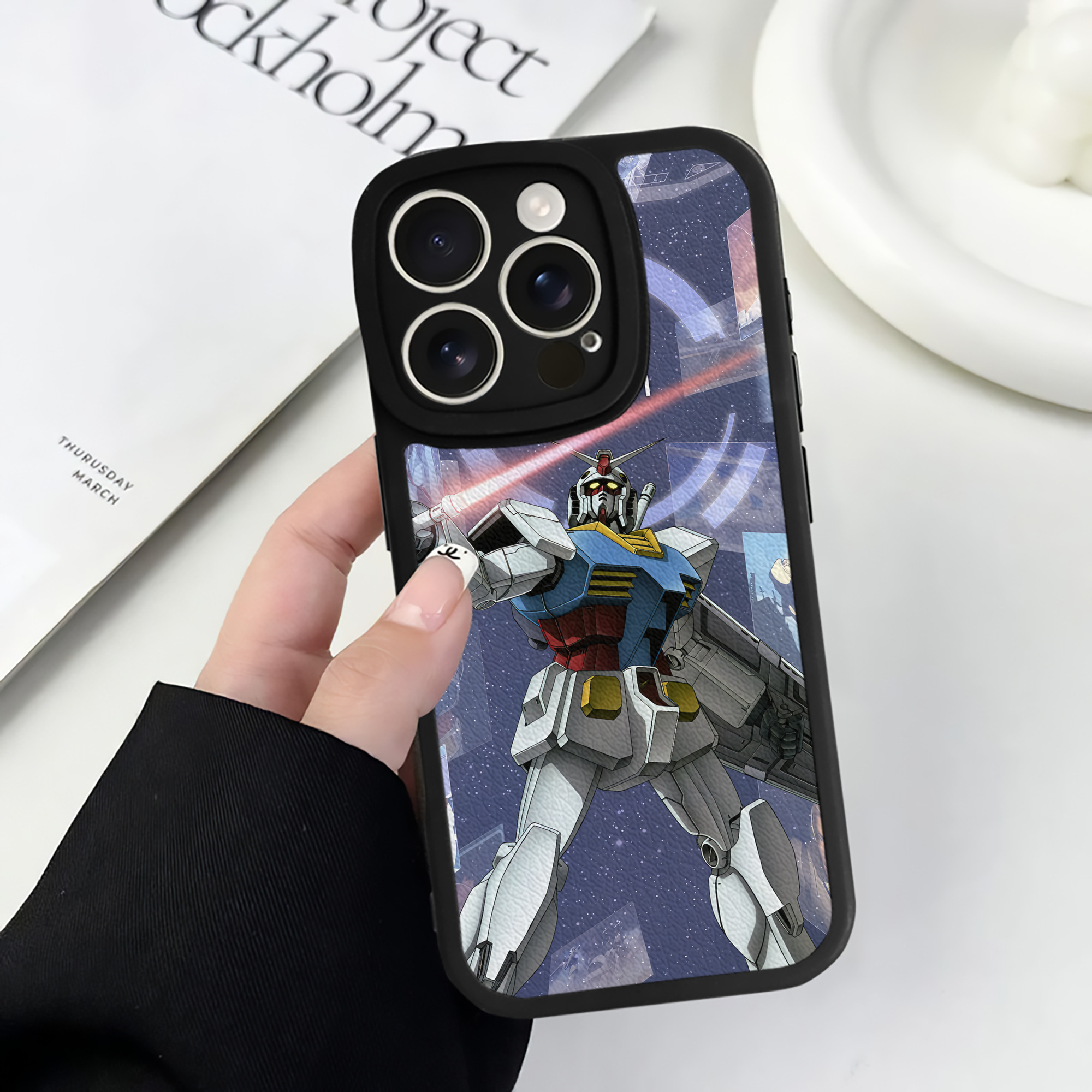 （画像用） 機動戦士ガンダム Mobile Suit Gundam 【iPhone 16シリーズ対応】シリコンスマホケース（レザー調） 材質：シリコン